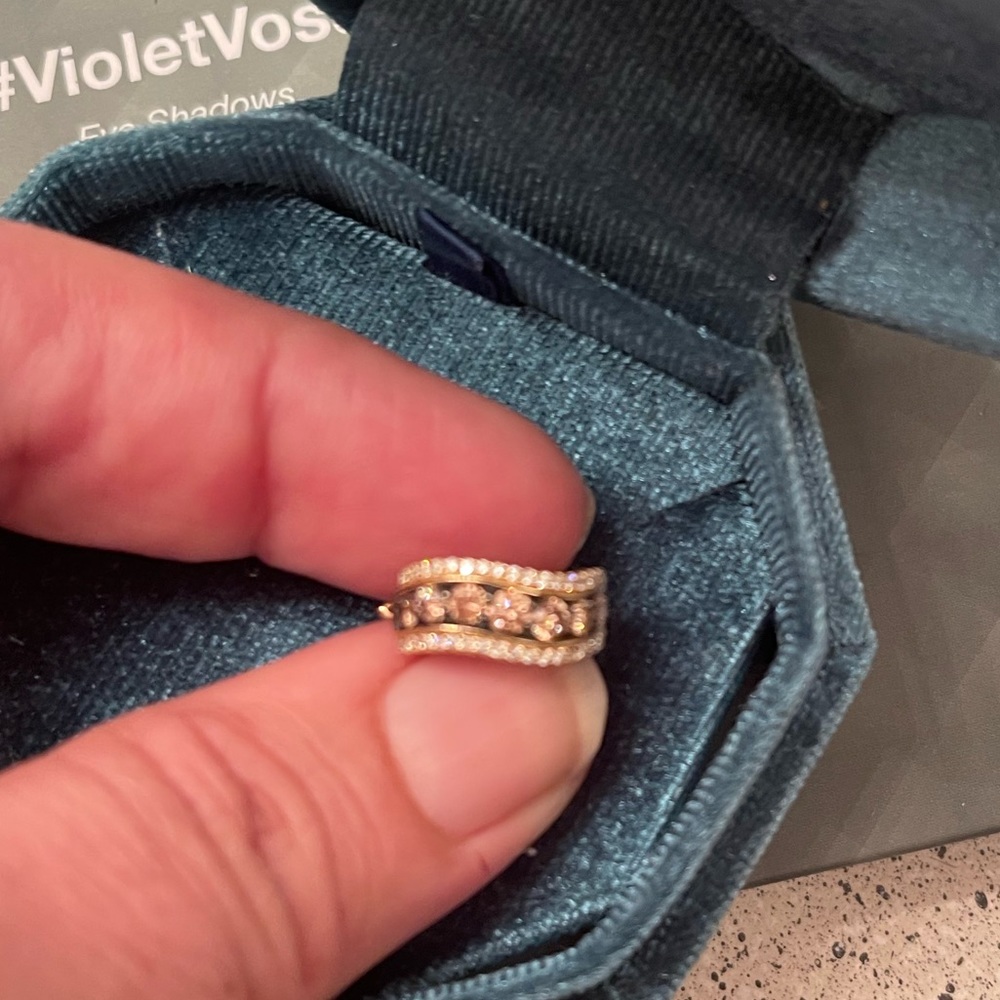 Only one earring is available